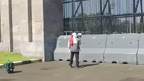 Viral! Aksi Tunggal Buruh Di Gedung DPR, Pilih Demo Sendirian Ketimbang Ikut May Day Di Monas